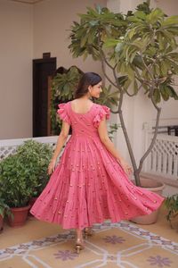 ชุดคุर्ติปักลายผ้าฝ้ายพร้อมแขนเสื้อแต่งระบายที่ไหล่ เสื้อผ้าอินเดียสำหรับผู้หญิงที่ดูสง่างาม - Product Image 3