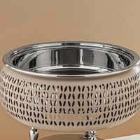 Plat de service moderne beige rond en acier inoxydable avec couvercle suspendu et motif découpé au laser pour buffet de mariage et traiteur