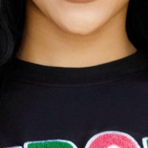 Camiseta Chenille Negra con Bordado Griego Inspirado en HBCU, Prenda Casual de Algodón Premium para Streetwear - Product Image 2