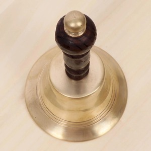 Campana de mano de latón premium con mango de madera para servicios de oración escolares y sonido claro, campana de mano de latón para decoración exterior. - Product Image 2