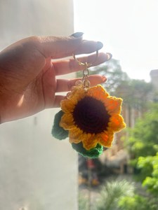 Porte-clés tournesol au crochet fait main avec perles |   Cadeau écologique au design traditionnel pour la Journée de la Terre - Product Image 1