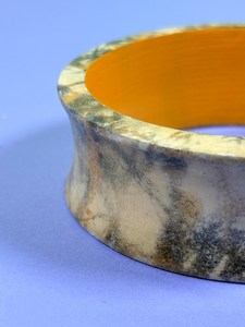 Bracelet large ethnique à motif marbré vert et jaune, manchette plaquée bronze antique, bijoux pour femme - Product Image 5