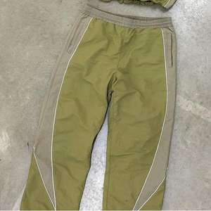 Conjunto de Chándal Cortavientos Personalizado de Nylon, Traje Deportivo Oversize Ligero con Chaqueta con Cremallera y Pantalones de Nylon - Product Image 5