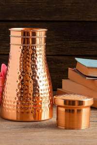 Carafe rétro en cuivre, bouteille d'eau à surface texturée, gourde métallique incurvée, récipient de boisson réutilisable, vaisselle de table - Product Image 4