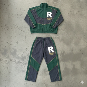 Conjunto Deportivo Rexfit Impermeable para Entrenamiento, Chaqueta y Pantalones Cortos Color Verde con Diseño de Parches, Cortavientos Deportivo para Hombre - Product Image 1