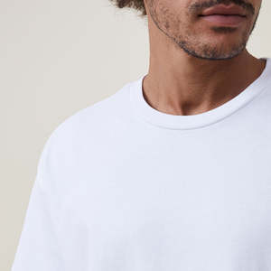 Camiseta Oversize de Corte Cuadrado para Hombre, Algodón Peinado Liso, Personalizable, Cuello Pequeño, Hombro Caído, Logo Frontal, Estilo Streetwear, 280g de Alta Calidad - Product Image 3