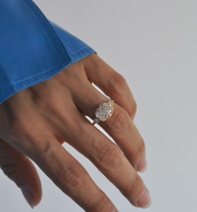 Bague en diamant de laboratoire taille coussin East West de 2 carats, bague de fiançailles à trois pierres en or 14 carats, certifiée IGI - Product Image 1