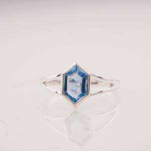 Bague de Fiançailles de Luxe Vintage en Aquamarine Hexagonale, Sertie Clos, Bague de Promesse Délicate, Pierre de Naissance de Juin, Plaqué Or 14K, Cadeau - Product Image 4