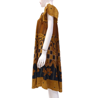 Gaun batik wanita Indonesia nyaman dipakai sehari-hari dengan lengan berumbai dan kerah persegi oleh Chrysanta.