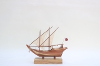 Bateau rapide artisanal modèle Dhow en bois de haute qualité, sculpté, sur pieds, fabrication Gia Nhien, faible MOQ, conception personnalisée Feng