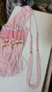 Elegante conjunto de collar con borlas de perlas en rosa rubor, diseñado para añadir un toque de gracia a los atuendos nupciales festivos y tradicionales, con borlas suaves. - Product Image 2