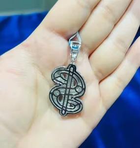 Colgante de Plata de Ley 925 con Diamante Moissanita VS Color D de 1.90 CTW, Chapado en Oro, Diseño de Signo de Dólar, Material Principal Latón - Product Image 3