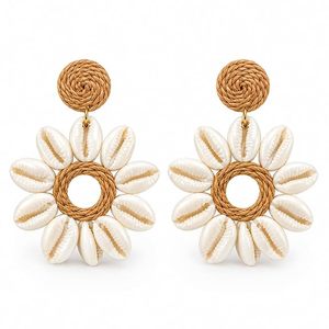 Pendientes colgantes florales con conchas de cauri estilo bohemio para mujer y niña, hechos a mano, de diseñador, para fiestas y uso diario en la oficina. - Product Image 1