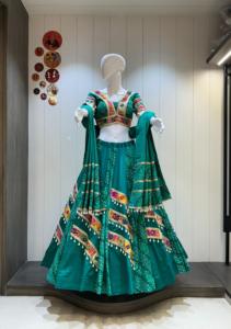 Conjunto de Chaniya Choli de Seda Romana Premium con Dupatta de Georgette Vintage y Adornos de Espejo para Mujer, Ropa Festiva - Product Image 3