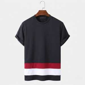 T-shirt homme noir à blocs de couleur en coton premium, col rond, manches courtes, style streetwear décontracté, avec panneau rayé rouge et blanc, contraste moderne - Product Image 1