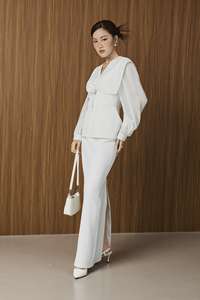 Chemisier élégant et féminin en organza doux avec col en V profond et superposition drapée, accent rose, modèle EVE KA61 – Vente en gros - Product Image 2