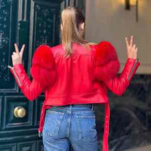 Chaqueta de cuero genuino de oveja para mujer, estilo motero urbano, con cremalleras, corte corto y ribete de piel de zorro - Product Image 6