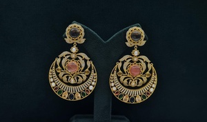 Boucles d'oreilles pendantes Kundan plaquées or avec pierres multicolores, style chandelier, en laiton, bijoux ethniques pour femmes, pour fêtes et mariages. - Product Image 4