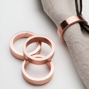 Anneaux de serviette en métal personnalisables en gros - Accessoires de table élégants en or rose pour réceptions de mariage, restaurants et hôtels - Product Image 1