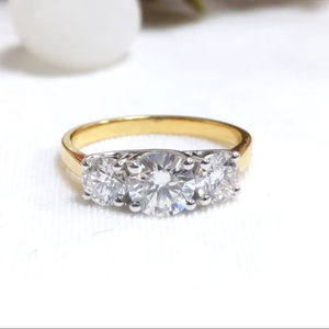 Anillo de Compromiso Cristiano Solitario de Tres Piedras con Moissanita de 2 Quilates de Lurba Jewels, Oro Blanco/Amarillo Sólido de 14K para Mujer, Certificado IGI - Product Image 1