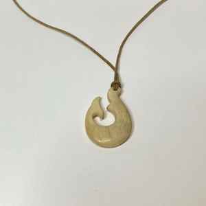 Collar con Colgante de Gancho Tribal Tallado a Mano - Product Image 3