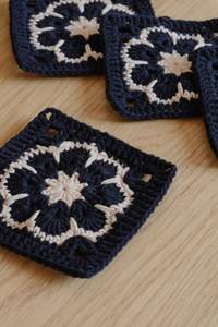Hermosos Posavasos de Ganchillo con Diseño de Cuadrados Granny en Color Verde Azulado, Marrón y Blanco, Hechos a Mano, Resistentes a las Manchas, Decoración Boho para Mesa - Product Image 4