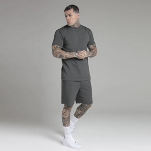 เสื้อยืดคอกลมสีเทาแบบคัลเลอร์บล็อกกิ้งสำหรับผู้ชาย พร้อมกางเกงขาสั้น ชุดลำลองสำหรับฤดูร้อน ผ้าถัก ระบายอากาศได้ดี - Product Image 2