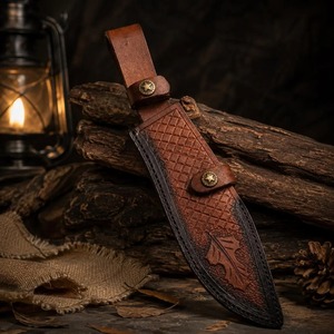 Cuchillo de caza hecho a mano de acero de Damasco con hoja de punta caída, mango de madera y hoja dentada en funda de cuero. - Product Image 6