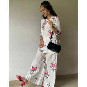 Conjunto de Kurta con Estampado Floral de Rosas Blancas Estilo Bohemio, Mangas Tres Cuartos, Talla XS - Product Image 5