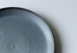 Assiette à dîner en céramique gris ardoise, finition mate lisse, design minimaliste et contemporain, qualité durable pour les tables à manger modernes - Product Image 3