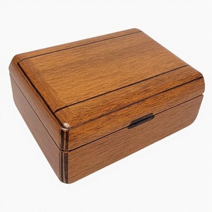 Étui à cigares en bois massif artisanal de qualité supérieure, conçu pour un rangement sécurisé et un transport élégant de la collection de cigares fins de qualité supérieure. - Product Image 1