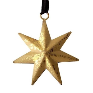 Añade un toque festivo clásico a tu árbol con este juego de adornos navideños dorados, con textura rica y acabado dorado texturizado, cada uno. - Product Image 4