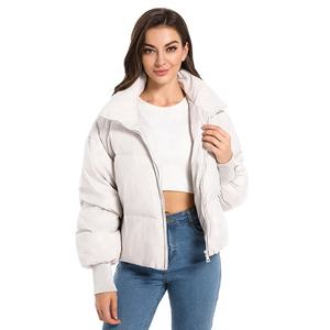 Veste d'hiver chaude et brillante à manches longues, fermeture éclair unie, courte, pour femme, en nylon brillant, style doudoune matelassée - Product Image 2
