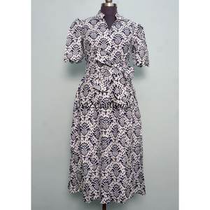 Robe midi en coton imprimée numériquement à motifs floraux faite à la main, col en V, manches courtes, silhouette trapèze, pour le bureau, la plage ou les occasions décontractées - Product Image 1