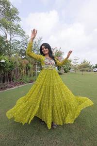 Robe traditionnelle de créateur, imprimé Bandhani et patchwork Kutchi, en faux georgette, prête à porter, spéciale Navratri. - Product Image 4