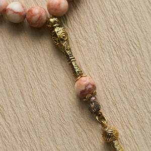 Perles de prière en résine faites à la main avec breloques nœuds dorés, chapelet religieux islamique pour usage spirituel, motif circulaire rond avec résine - Product Image 4