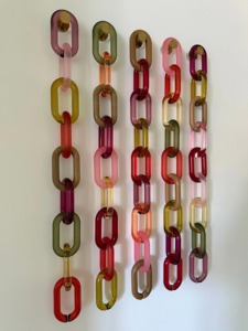 Sculpture d'art en résine artisanale avec maillons de chaîne entrelacés, décoration murale pour la maison, chaîne décorative, design moderne et coloré - Product Image 4