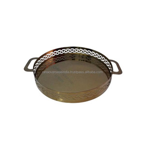 Bandeja decorativa para servir con diseño de calado de metal con doble MANGO y chapado en oro para alojar y mostrar alimentos y bebidas - Product Image 4