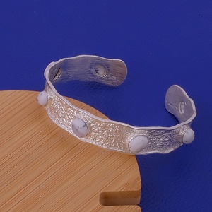 Brazaletes Abiertos Texturizados Plateados con Ópalo Dendrítico, Hechos a Mano, con Cabujón Ovalado de Ópalo, Ajustables, Modernos y Elegantes - Product Image 4