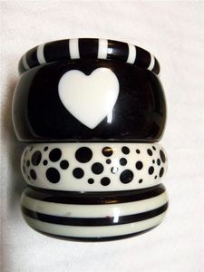 Brazalete ancho de resina a rayas blancas y negras, brazalete grueso de acrílico, joyería de moda para mujer, accesorios para fiestas, uso diario, venta al por mayor - Product Image 2