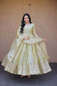 ชุดเดรสยาวผ้าไหม Regal Fendy ประดับด้วยงานปักเลื่อม Zari อย่างหรูหรา พร้อมผ้าคลุมไหล่ดีไซเนอร์ ชุดสำหรับงานเทศกาล - Product Image 5