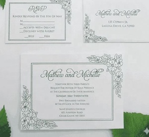 Carpeta de Invitación de Boda con Diseño de Seda Blanca y Cinta de Satén Verde Esmeralda, Broche de Cristal - Product Image 3