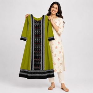 Kurta Ikkat Arts Verde Lima Tribal Village – Kurta Étnica Inspirada en el Tejido a Mano en Tonos Oliva y Negro - Product Image 2