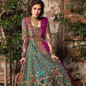 Vestido de Novia Hecho a Mano en Pakistán, Silueta Moderna Estilo Imperio, Chifón con Cuentas, Lentejuelas, Perlas y Borlas - Product Image 1