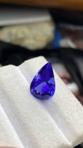 Piedra de Tanzanita Natural Certificada, Corte Pera, Color Azul Real Intenso, con Excelente Color, Zoisita Natural, 7.12 Quilates, Claridad Loupe - Product Image 5