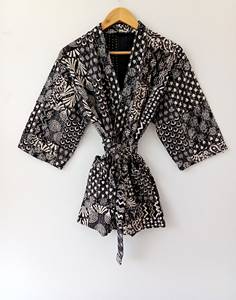 Kimono de algodón indio hecho a mano con estampado de Kantha, acolchado, para mujer, de manga tres cuartos, con cierre de cordón. - Product Image 1