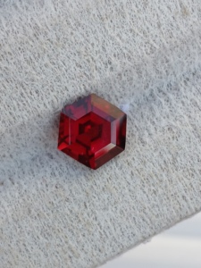 Haram Gems Art Granat naturel du Mozambique 1,70 ct Taille 7,5x7,50 MM Coupe fantaisie Pierre précieuse rouge en vrac pour la fabrication de bijoux - Product Image 3
