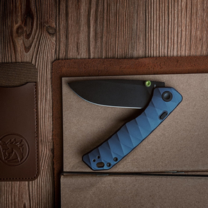 Navajas plegables de bolsillo con diseño geométrico azul y hoja de punta caída con revestimiento negro, botón de bloqueo con perilla para uso en exteriores y EDC. - Product Image 1