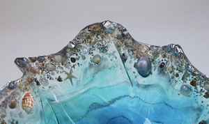 Cuenco decorativo hecho a mano con diseño de geoda en resina epoxi de colores oceánicos medianos. - Product Image 4