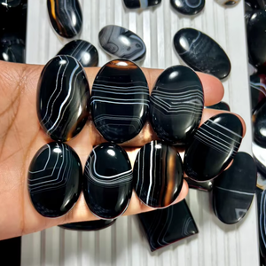 Lot de pierres précieuses en agate noire naturelle à bandes, cabochons de forme libre pour la fabrication de colliers, formes variées - Product Image 1